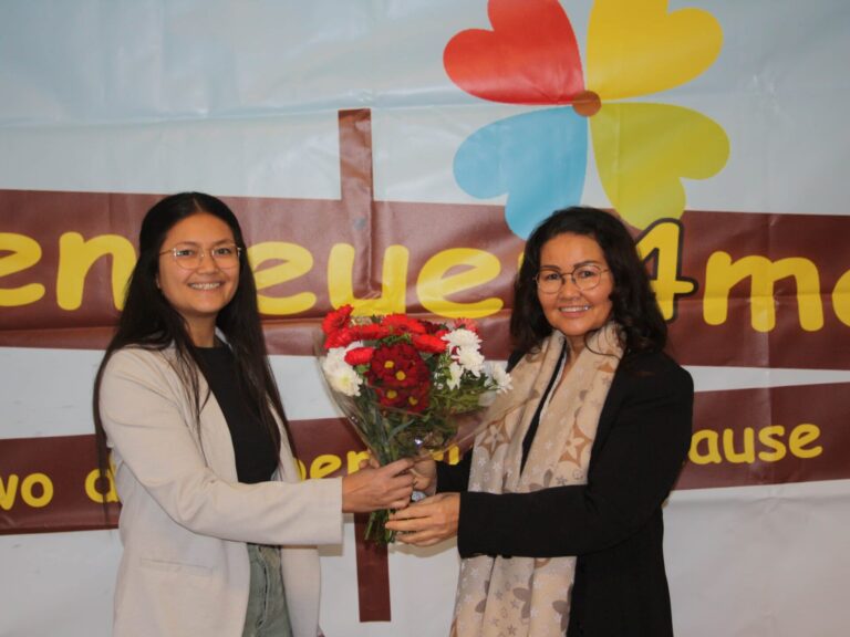 Zwei Frauen mit einem Blumenstrauß